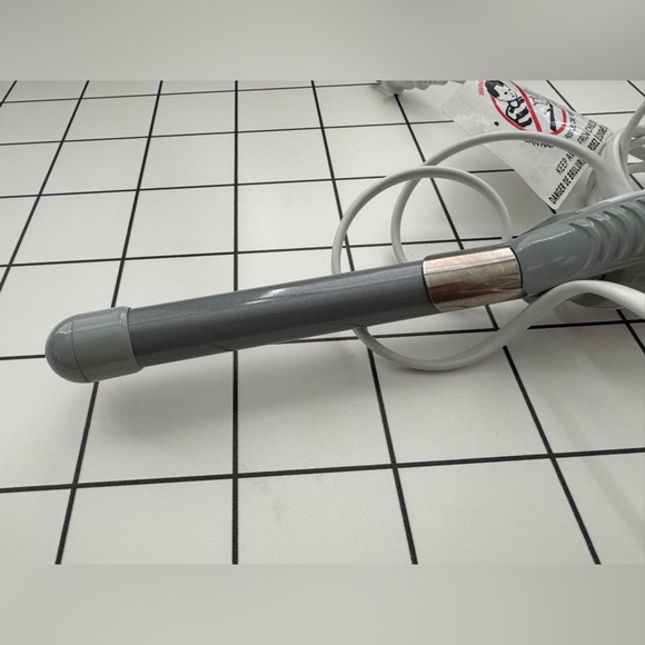 Beachwaver S.75 Rotating Curling Iron - Picture 4 of 6